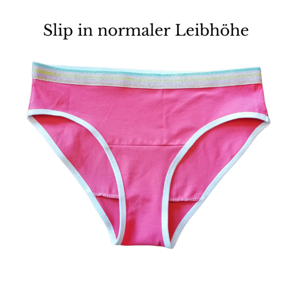 Pinker Slip mit Glitzerband in Regenbogenfarben -von vorne