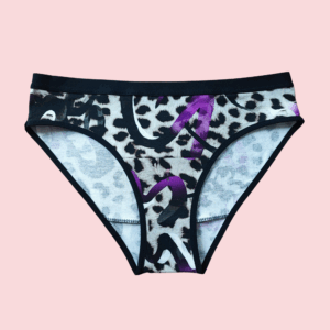 Slip Lila Leo von vorne: Slip mit Leomuster und lila Elementen