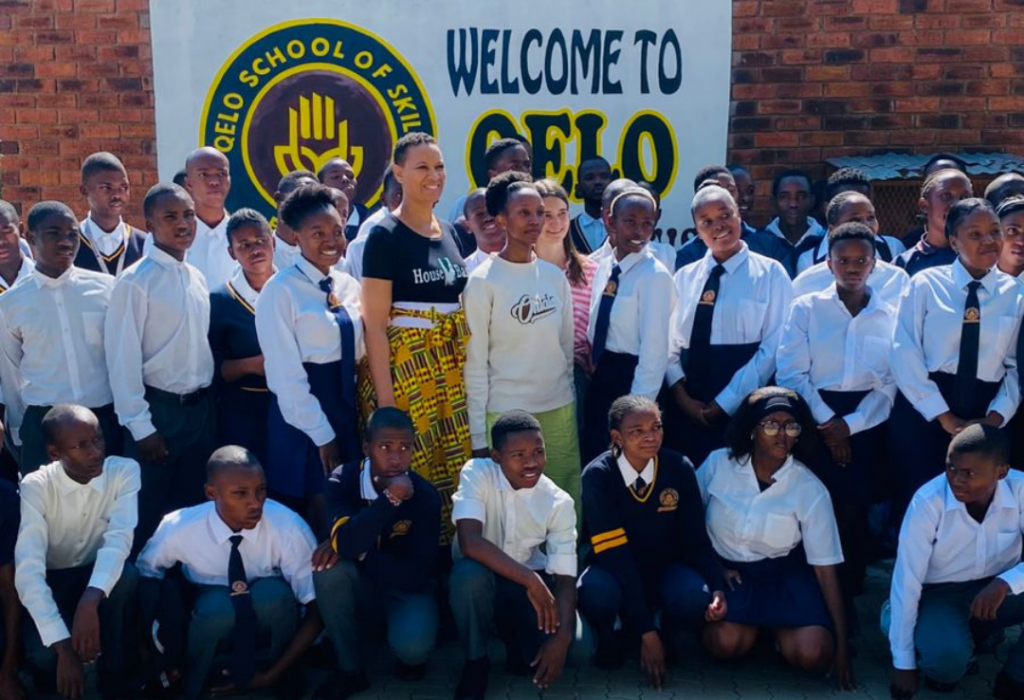 Abschlussfoto an der Quelo school mit vielen der Teilnehmer*innen