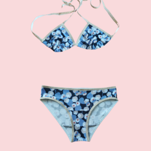 Perioden-Bikini Flowers von vorne